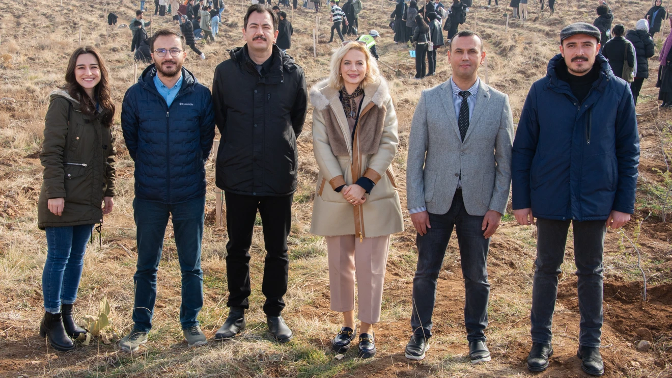 Selçuk Üniversitesi öğrencileri fidanları toprakla buluşturdu